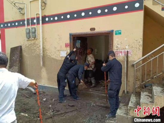 云南泸水突发泥石流民辅警奋战8小时安置受灾群众176人