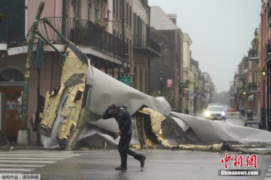当地时间8月29日，飓风&ldquo;艾达&rdquo;在美国路易斯安那州沿海地区登陆，截至当天下午，已经导致超过41万户断电，密西西比河河水逆流。路州州长警告，&ldquo;艾达&rdquo;可能是&ldquo;1850年以来袭击路易斯安那州的最强飓风之一&rdquo;。 图为当地时间8月29日，美国路易斯安那州新奥尔良市感受到飓风&ldquo;艾达&rdquo;的影响，一栋建筑的部分屋顶北掀翻。