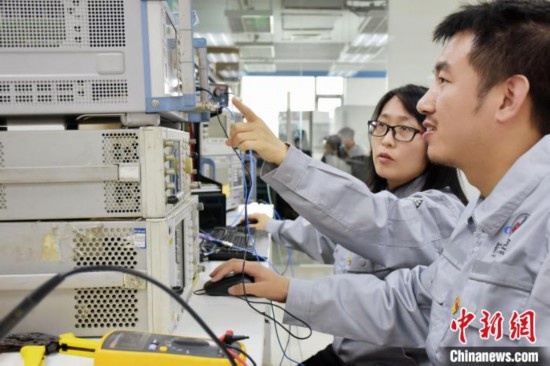 工程师在开展音频分析卡调试 北京航天测控技术有限公司供图