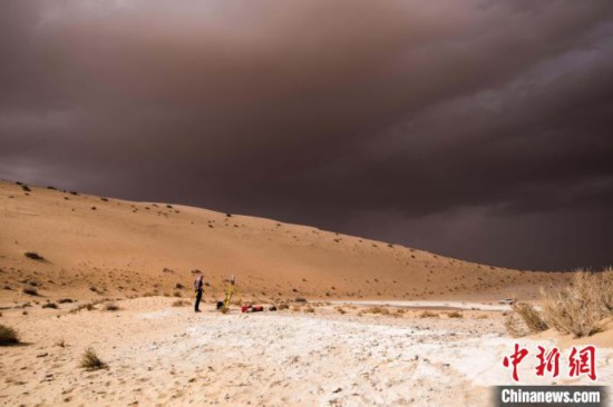 沙特阿拉伯北部的挖掘工作进行时,忽有暴雨袭来(图片来自Palaeodeserts Project)。 Klint Janulis 摄