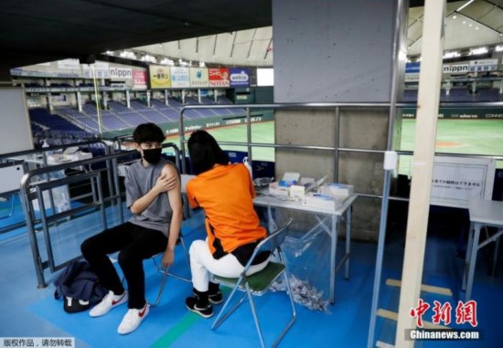 当地时间8月16日，日本东京巨蛋体育场成为新冠疫苗接种中心，民众有序前来接种疫苗。这里此前是日本职棒读卖巨人的主场，也曾经举行过许多场著名歌手及组合的演唱会。据悉，东京都当前疫情形势，医疗系统已经陷入极为严峻的局面，政府将尽快在各地建设吸氧中心，以应对居家休养的新冠患者需要吸氧治疗的情况。