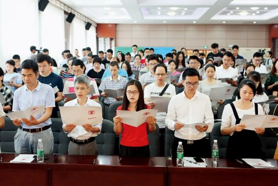 2018年5月6日，广东广州市，120名中学生教师代表集体宣读并签署《师德承诺书》，承诺杜绝&ldquo;非零起点教学&rdquo;&ldquo;超纲教学&rdquo;&ldquo;强化应试&rdquo;&ldquo;课上不讲课后讲&rdquo;等不良行为，自觉抵制有偿办班补课及家教，不参加校外机构兼课与兼职。图/视觉中国