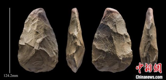 有40万年历史的“手斧”石制工具(图片来自Palaeodeserts Project)。 Ian Cartwright 摄