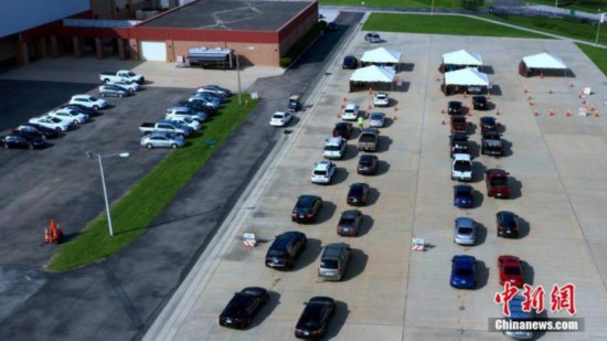 当地时间7月15日，美国佛罗里达州，当地人开车排长队等待接受新冠病毒检测。 图片来源：视觉中国