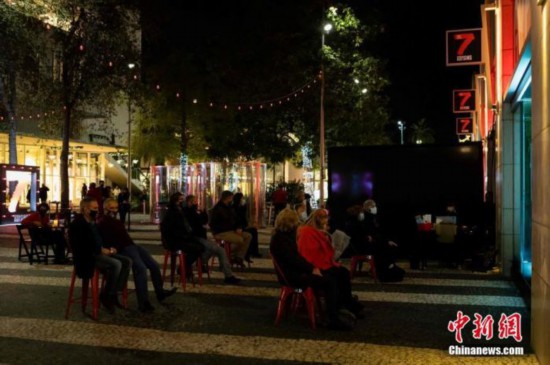 1月14日讯，美国佛罗里达州迈阿密疫情爆发后，剧场导演米歇尔&middot;豪斯曼调整了演出方式，设计了一种特别的舞台表演。九个月后，《七宗罪》在迈阿密海滩上演，在户外用商店的橱窗作为舞台。因疫情关闭的商店却成了表演的舞台，无论是剧本的主题还是执行都不同寻常。图片来源：视觉中国