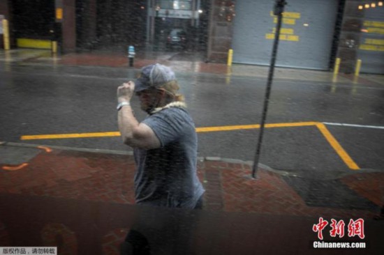 当地时间8月29日，美国路易斯安那州新奥尔良市感受到飓风&ldquo;艾达&rdquo;的影响带来强降雨，一名妇女在雨中行走。