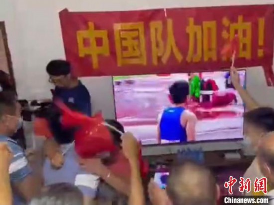 邓培程的亲朋好友在其家乡广东肇庆齐聚一堂，观看其在进行东京残奥会男子T36级100米比赛。　广东省残联供图