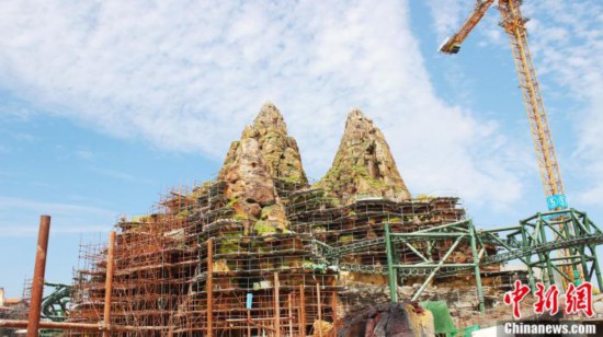 中建二局项目团队正在施工侏罗纪世界标志性建筑假山。 中建二局供图