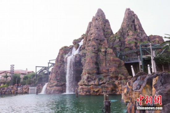 北京环球影城主题公园假山。供图