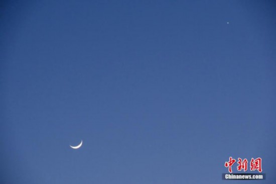 资料图：此前，北京，天气晴好，太阳落山之后，天宇&ldquo;金星合月&rdquo;天文景观清晰可见。中新社记者 孙自法 摄