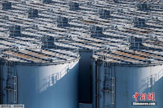 4月13日，日本政府正式决定，福岛第一核电站核污水经过滤并稀释后将排入大海。据日本共同社报道，13日上午日本首相菅义伟召开阁僚会议正式决定将福岛第一核电站污水排放入海。图为2月11日的日本福岛第一核电站核污水储水罐。