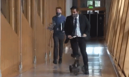  尤萨夫摔倒视频截图