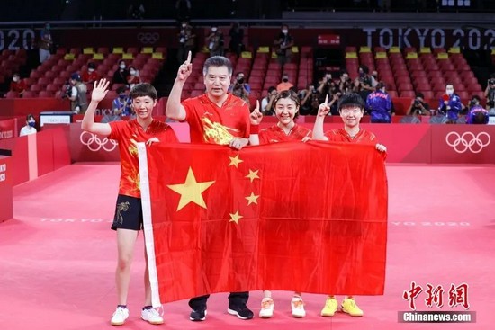 资料图：8月5日晚，在东京奥运会女乒团体决赛中，由陈梦、孙颖莎、王曼昱组成的中国队3：0战胜日本队，获得冠军。图为中国队庆祝胜利。中新社记者 韩海丹 摄