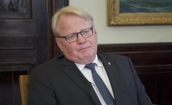 △图为瑞典国防大臣胡尔特奎斯特