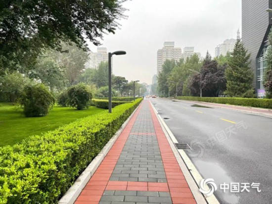 △昨天，北京秋雨来袭，地面湿滑。