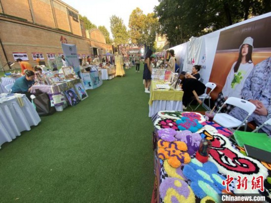 长假里的练摊&ldquo;Z世代&rdquo;：分享生活、表达自我