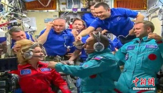 当地时间10月5日，载有俄罗斯一名宇航员和两名电影工作者的俄&ldquo;联盟MS-19&rdquo;飞船经过3个多小时飞行后与国际空间站成功对接。这将是电影史上首次有专业演员在太空拍片。他们将在国际空间站停留12天，计划于17日返回地球。图片来源：视觉中国