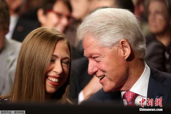 希拉里的坚强后盾克林顿带着女儿一直主打&ldquo;温馨牌&rdquo;，父女俩在台下微笑交流。