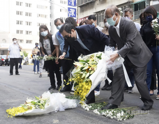 马英九与王金平到事故现场向罹难者献上花束表达哀悼(图片来源:台湾“中央社”)