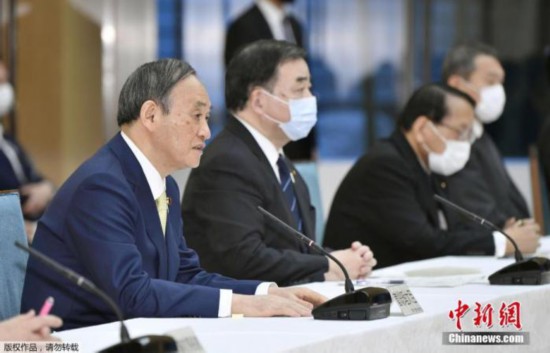 资料图:4月13日,日本政府正式决定,福岛第一核电站核污水经过滤并稀释后将排入大海。据日本共同社报道,13日上午日本首相菅义伟召开阁僚会议正式决定将福岛第一核电站污水排放入海。图为日本首相菅义伟(左一)出席内阁会议。