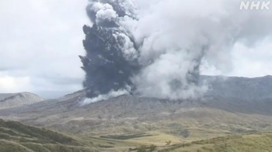 当地时间20日上午11时43分，位于日本熊本县的阿苏火山发生喷发，烟柱高达3500米。图片来源：日本放送协会(NHK)视频截图
