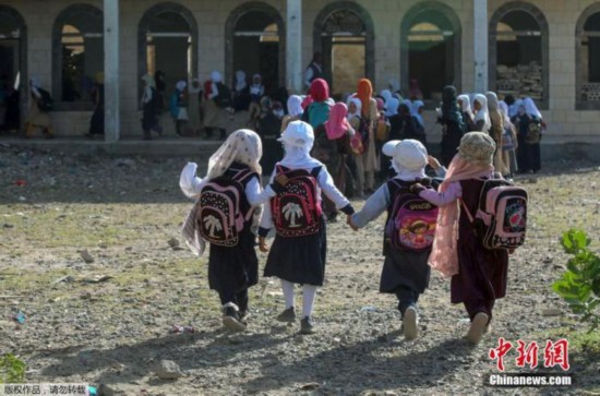 当地时间10月7日，也门第三大城市塔兹，新学年开始，学生们在临时教室里上课。在两年前的一次空袭中，教学楼严重受损，已经沦为残垣断壁。