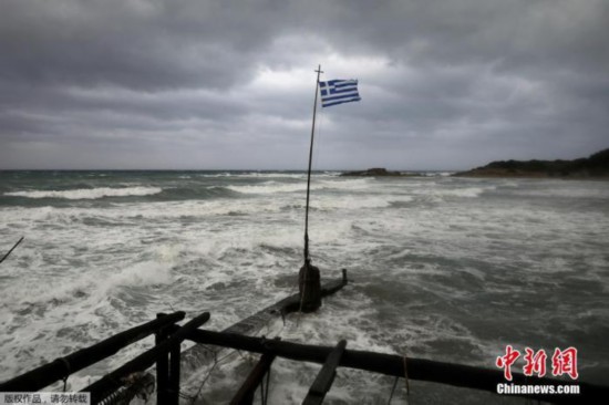 资料图：风暴&ldquo;伊亚诺斯&rdquo;袭击了希腊西部的港口，损失较严重。