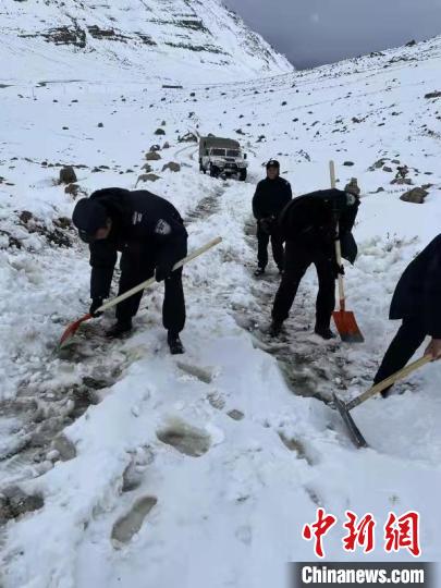 西藏塔尔钦边境派出所浴“雪”奋战20小时解救57名游客