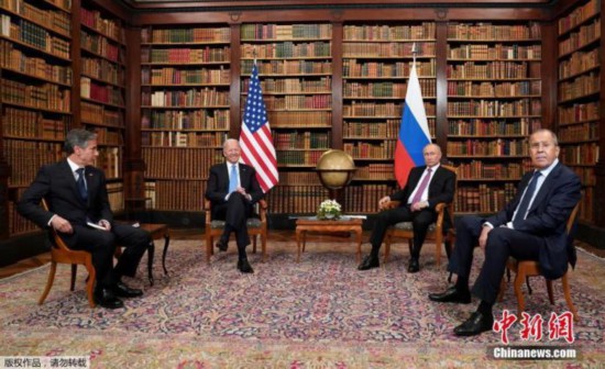 当地时间6月16日,俄罗斯总统普京和美国总统拜登在瑞士日内瓦一处名叫拉格兰奇的别墅会晤。据报道,在长达3个半小时的会谈中,二人广泛谈及了包括战略稳定、地区稳定和网络安全在内的诸多问题。图为俄罗斯总统普京和美国总统拜登在别墅内进行会谈。