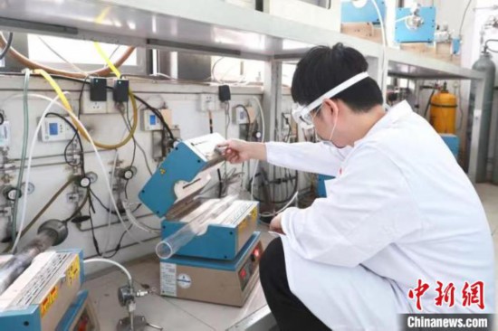 中国科大团队发明“高温固体胶”降低氢燃料电池成本