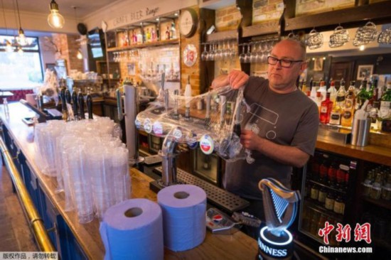 当地时间2021年4月6日，英国伦敦，酒吧工作人员正在为重新开业做准备。