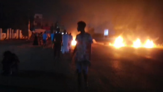 苏丹首都民众街头纵火抗议