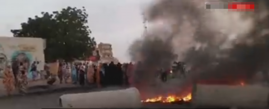 苏丹首都民众街头纵火抗议