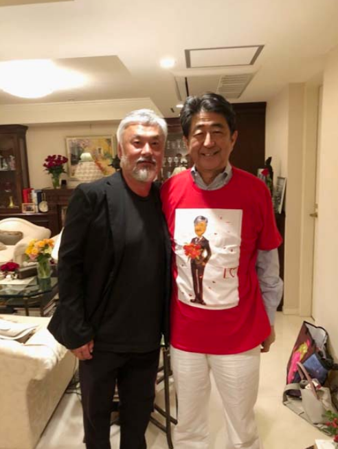 安倍穿着&ldquo;籔本T恤&rdquo;（图片来源：《日刊现代》）