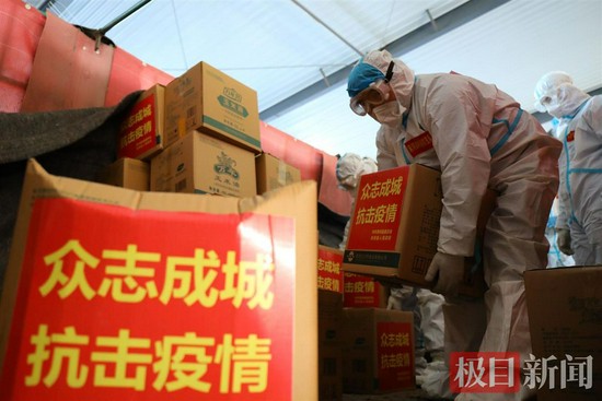 黑河市森林消防支队提供，黑河市森林消防支队指战员正在搬运防疫物资