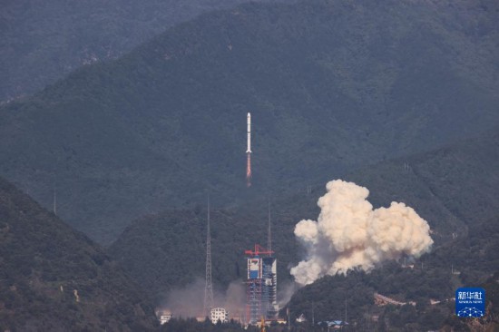 11月6日11时00分，我国在西昌卫星发射中心用长征二号丁运载火箭，采取&ldquo;一箭三星&rdquo;的方式，成功将遥感三十五号卫星A星、B星、C星发射升空。卫星顺利进入预定轨道，发射任务获得圆满成功。新华社发（白肖飞 摄）