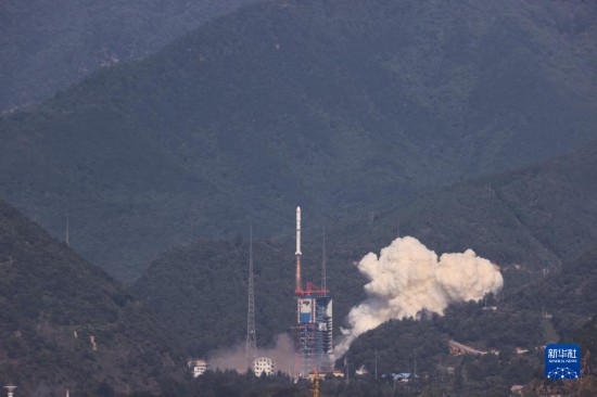 11月6日11时00分，我国在西昌卫星发射中心用长征二号丁运载火箭，采取&ldquo;一箭三星&rdquo;的方式，成功将遥感三十五号卫星A星、B星、C星发射升空。卫星顺利进入预定轨道，发射任务获得圆满成功。新华社发（白肖飞 摄）