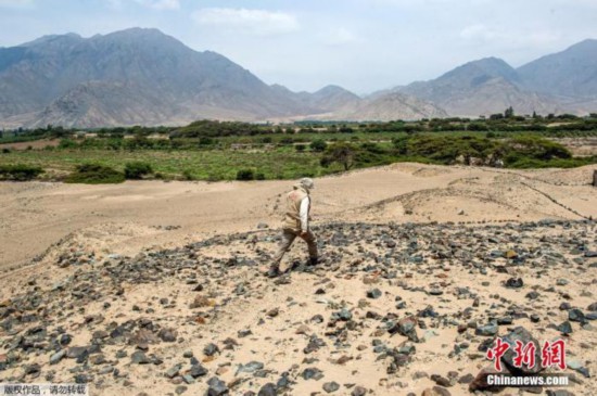 资料图：秘鲁海港城市苏佩附近的卡拉尔小镇，受新冠疫情影响，当地村民开始开垦这片土地种植食物。