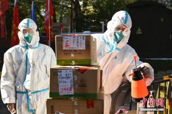 资料图：工作人员对快递进行消杀。中新社记者 张兴龙 摄