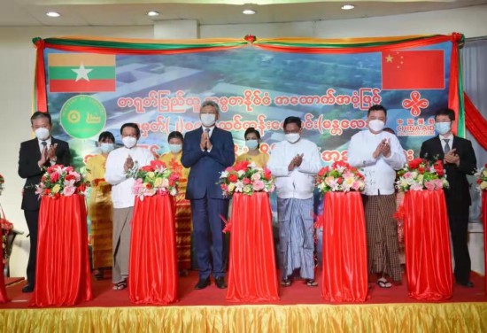 中国驻缅甸大使陈海(左三)、缅甸工业部部长查理丹(右三)、中国驻曼德勒总领事陈辰(左一)、使馆经商参赞谭书富(右一)等在曼德勒出席启动仪式并为项目启动剪彩