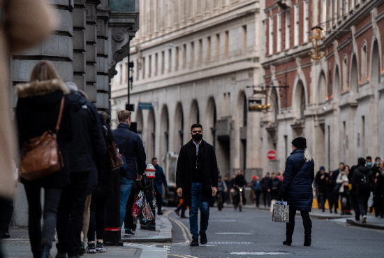 △12月9日，行人走在英国伦敦市中心的街道上。英国首相约翰逊8日晚宣布，启动包括强制戴口罩等措施在内的《应对新冠疫情：秋冬计划》B计划，即后备计划，以应对奥密克戎毒株在英国快速传播。