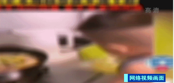 △2岁小孩吃播,穿着尿不湿的萌娃下厨房做菜。