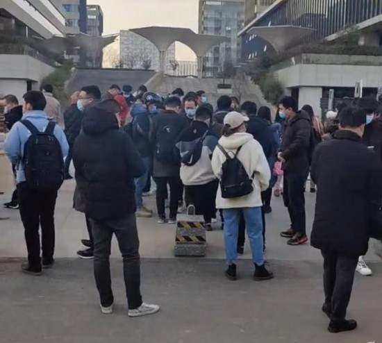 ▲2021年12月20日早，西安国家数字出版基地园区门口，因西安&ldquo;一码通&rdquo;故障而被堵在园区外的上班族。图/新京报资料图