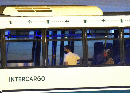 梅西深夜现身机场