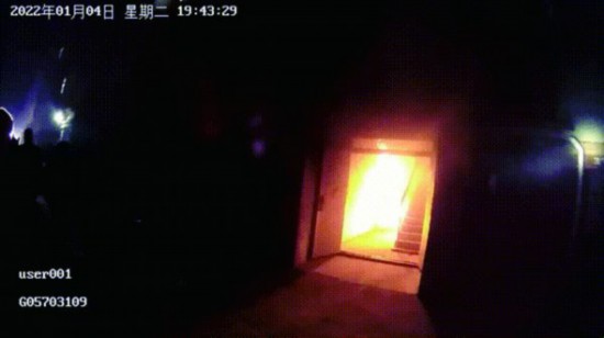 （全媒体）突发大火，他冲进浓烟滚滚的楼道(1856529)-20220107084325