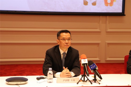 卢沙野大使亲切慰问在法冬奥集训队成员。人民网记者 刘玲玲摄