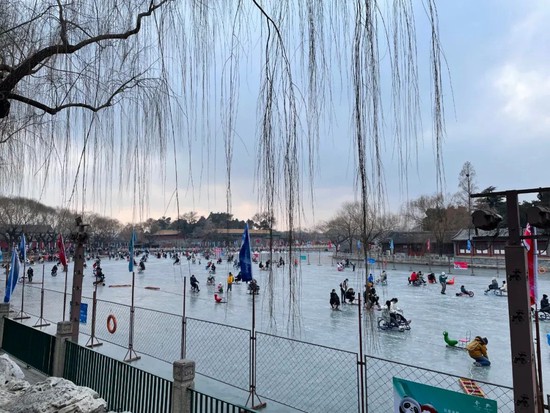 北海公园冰上娱乐项目 杜一兰/拍摄