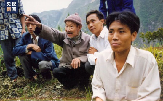 △毛相林（右二）和老支书、村民测路