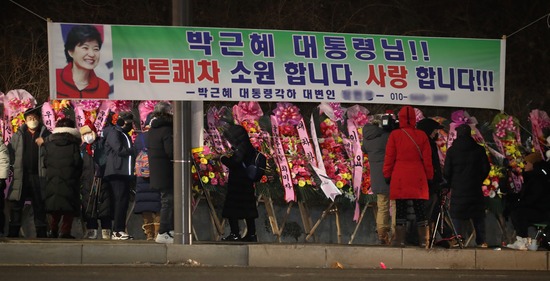 朴槿惠获释前,粉丝在医院外摆满500个花环