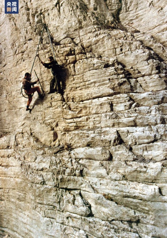  △下庄村村民在悬崖上修路